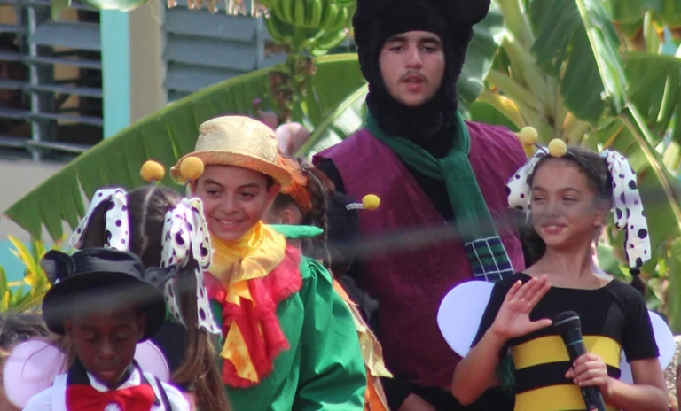 La Colmenita performing La Cucarachita Martina