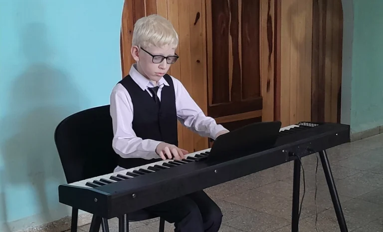patient, albinism, piano