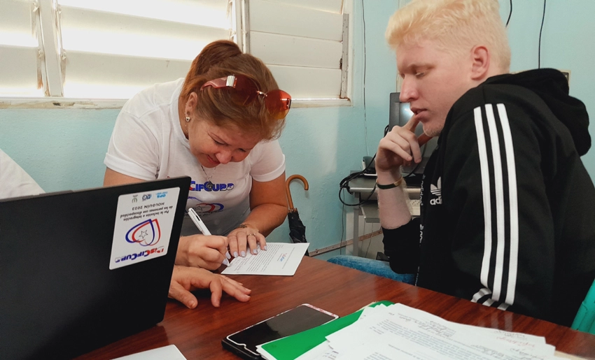 Holguin residents with albinism celebrate the inclusion of sunscreen 0