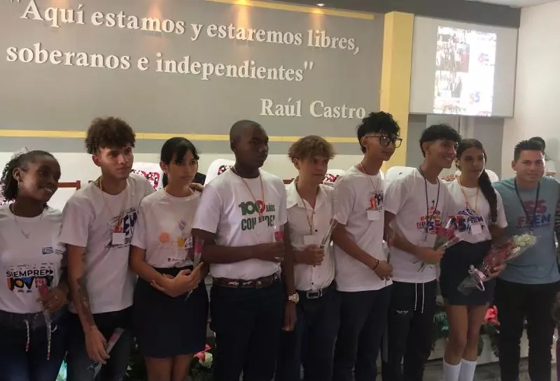 Students Discuss Their Work at FEEM Provincial Council 3