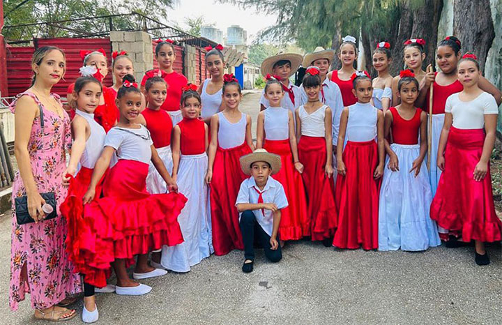 Holguin Communities Celebrate Art Instructor’s Day 0