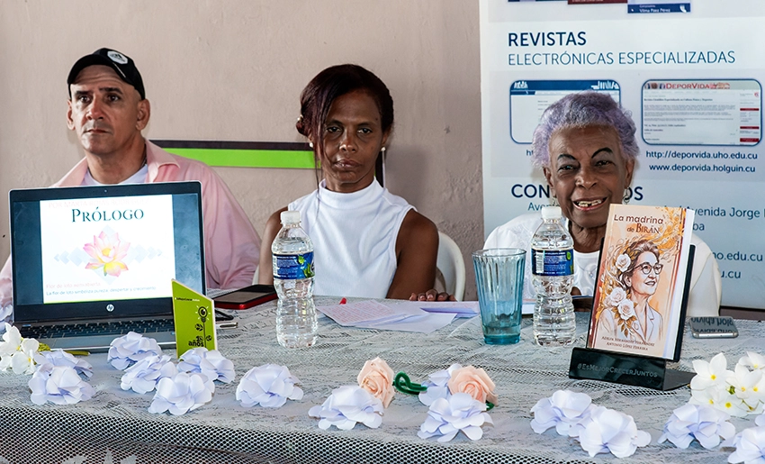 Presented in Holguin the Book “The Godmother of Biran,” a tribute to Lina Ruz 2