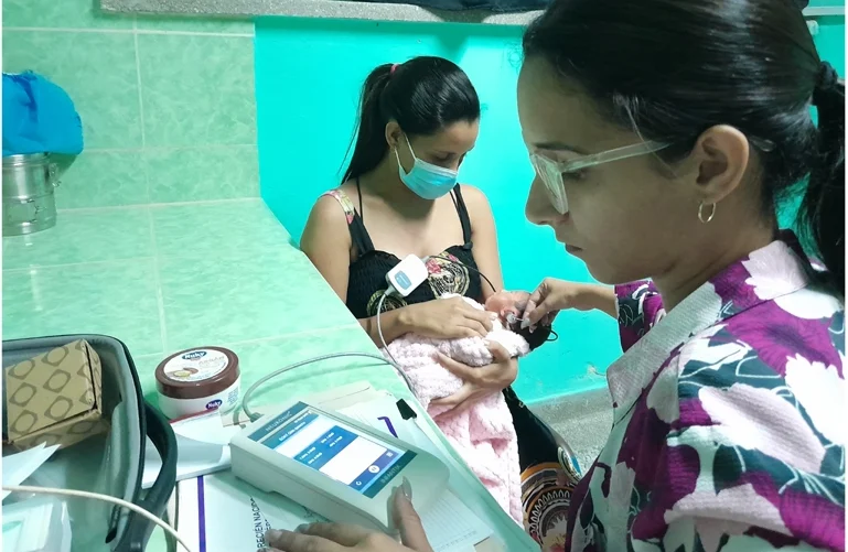 Hearing screening for a newborn at the Vladimir Ilich Lenin Hospital. Photo: Maylín Betancourt