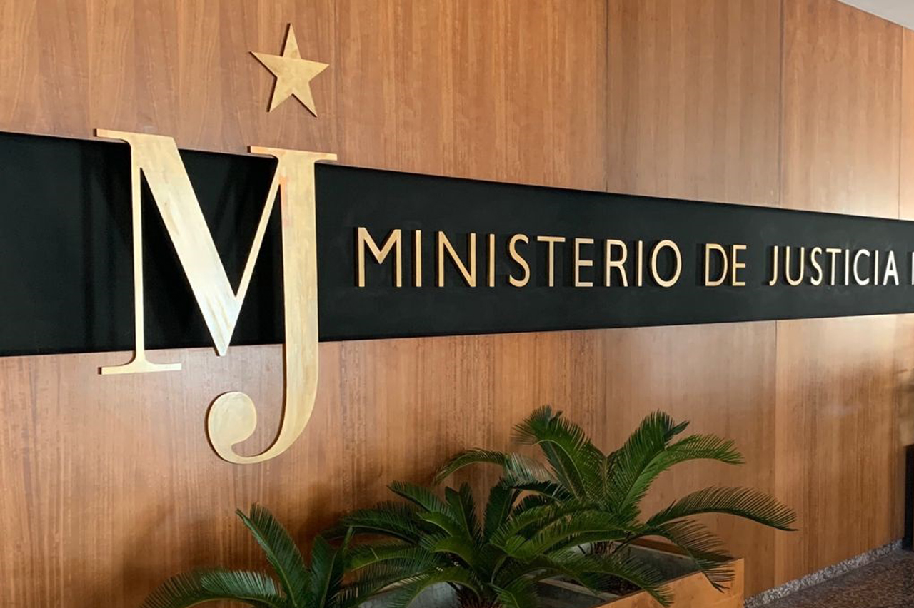 Oscar Silvera Martínez, titular del Ministerio de Justicia (Minjus), emitió la Resolución 4/23, que autoriza a las sociedades civiles de servicios jurídicos, Cuba, Ministerio de Justicia