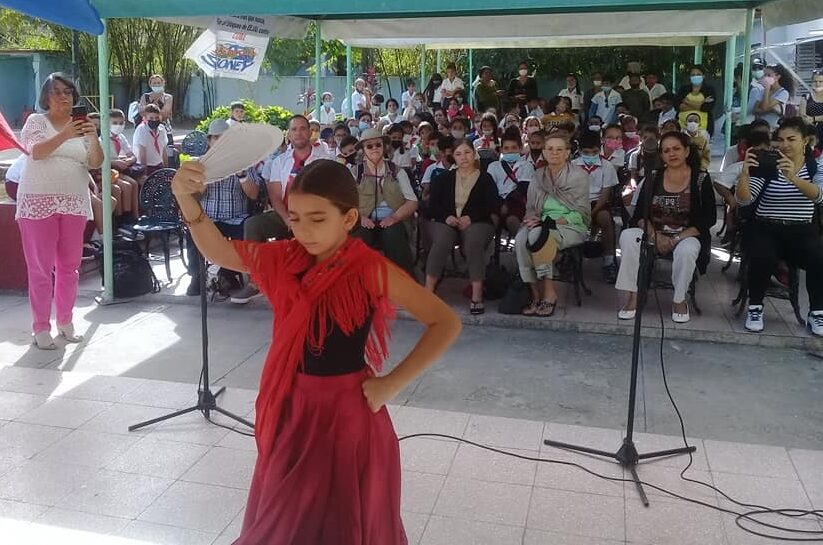 acto político-cultural celebrado en la plaza Camilo Cienfuegos, de esta ciudad, por el Día de la No Violencia y la Paz., Canadienses solidarios, Holguín