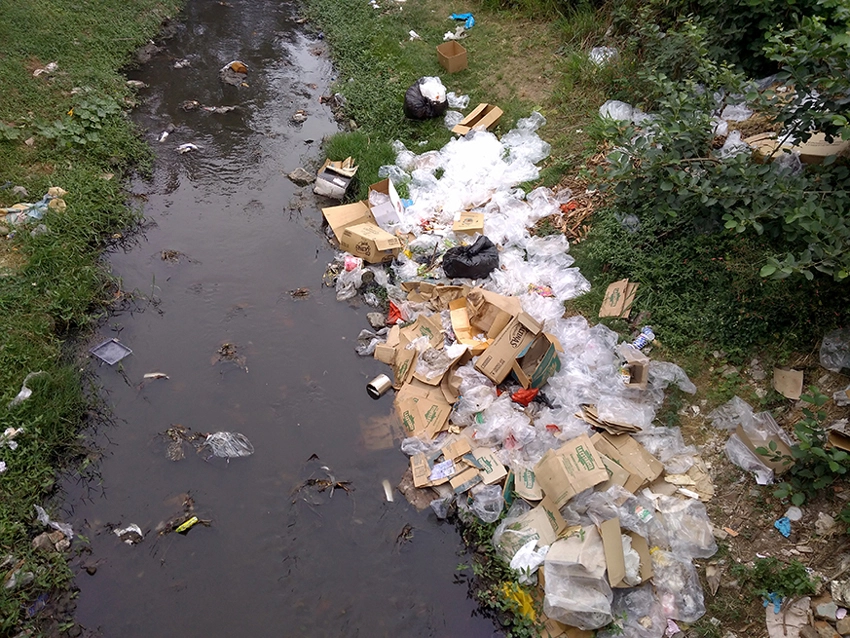 Contaminación,basura, río, Holguín, Cuba