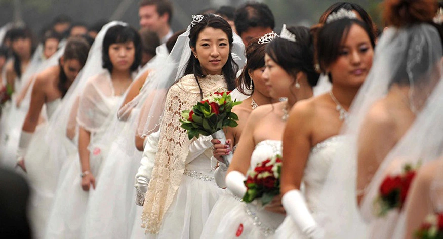 China trabajará en 2023 con mayor rigor contra las extravagancias, gastos excesivos y los rituales considerados anticuados en las bodas, como parte del plan para civilizar sus zonas rurales, precisó este martes un texto oficial., novias, chinas, precio, extravagancias