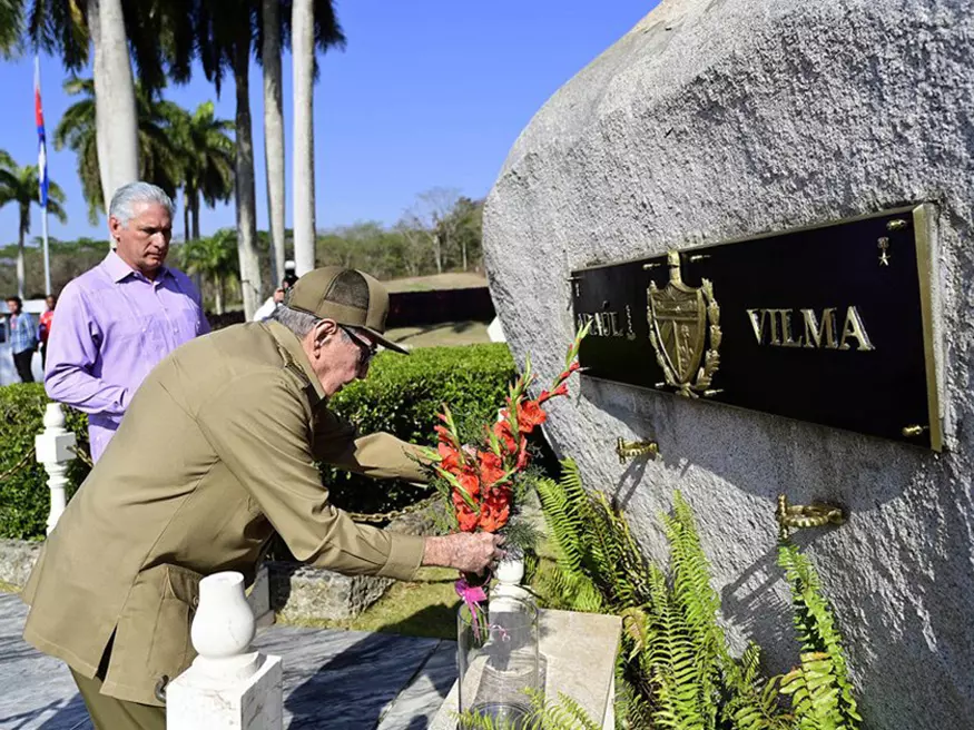 Raúl Castro, Segundo Frente, Cuba, Vilma Espín