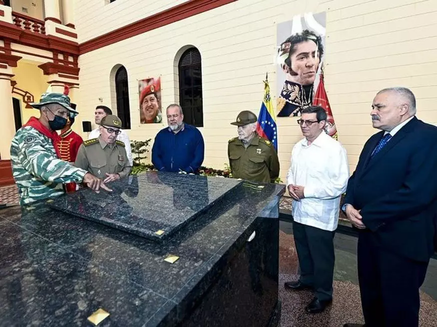Raúl Castro, Cuartel de la Montaña, Hugo Chávez