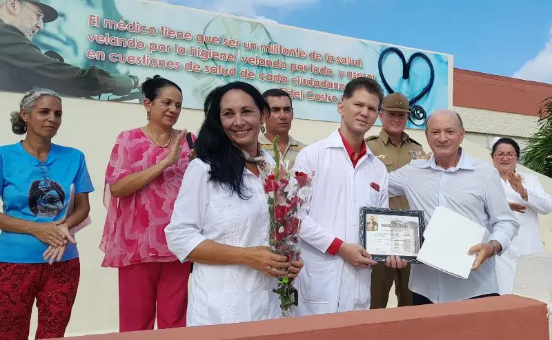 Orden del cariño en Holguín para hospitales Pediátrico y Militar 1