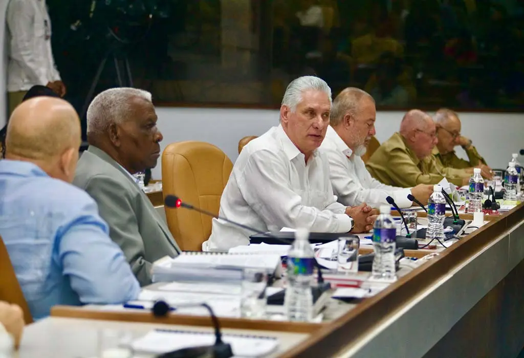 VI Pleno, Cuba, Economía, Lineamientos del Partido y la Revolución, Miguel Díaz-Canel Bermúdez, Partido Comunista de Cuba (PCC), Política, Sociedad, VIII Congreso del PCC