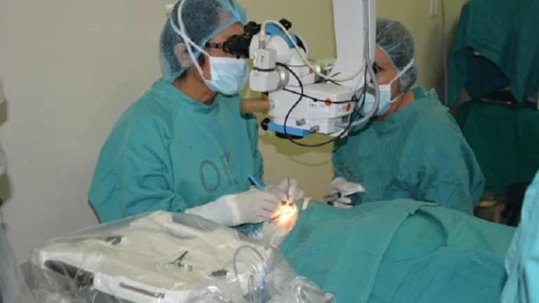cirugía de cataratas, bloqueo de EE.UU., Cuba