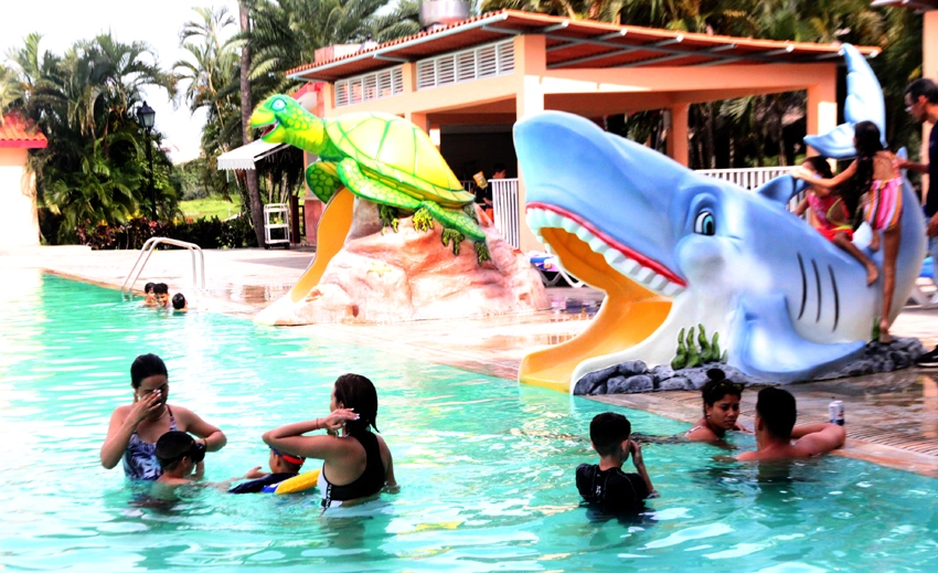 Disfrute de piscina del hotel Pernik de Holguín