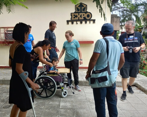 Infantes holguineros reciben sillas de ruedas de Joni & Friends 