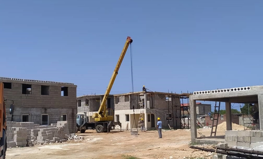 Construcción de la base campista en Playa Caletones