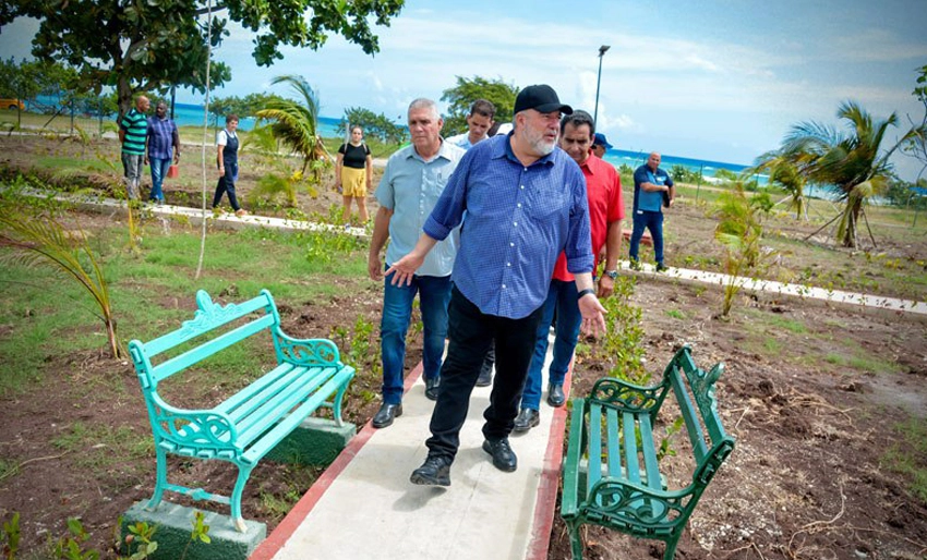 Manuel Marrero en base campista holguinera.