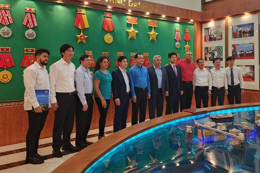 Delegación sindical cubana en Viet Nam