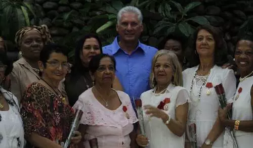 mujeres, condecoración, Miguel Díaz-Canel