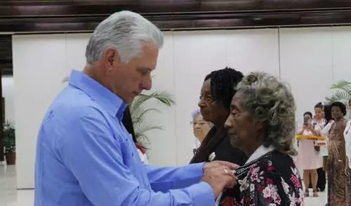 mujeres, condecoración, Miguel Díaz-Canel