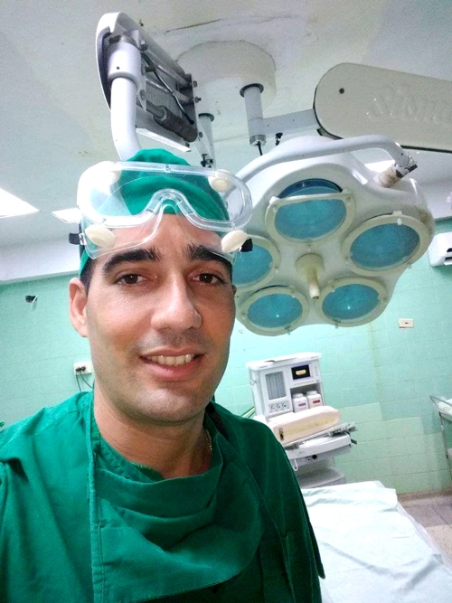 Dr. Rubén Alejandro Suárez Ricardo, Cirujano holguinero