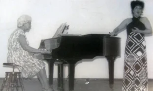 Graciela Morales tocando el piano, Holguín