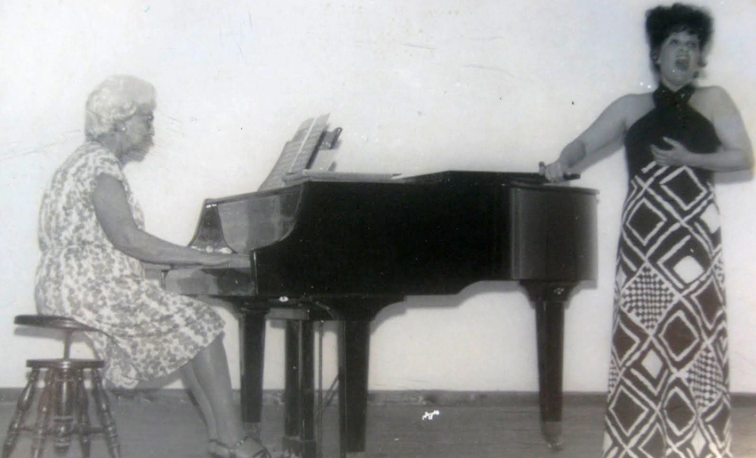 Graciela Morales tocando el piano, Holguín