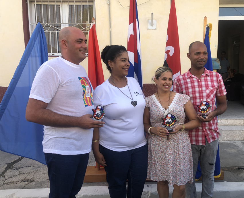 Reconocimiento, dirigentes de la UJC, Holguín, placa conmemorativa por su aniversario 61 