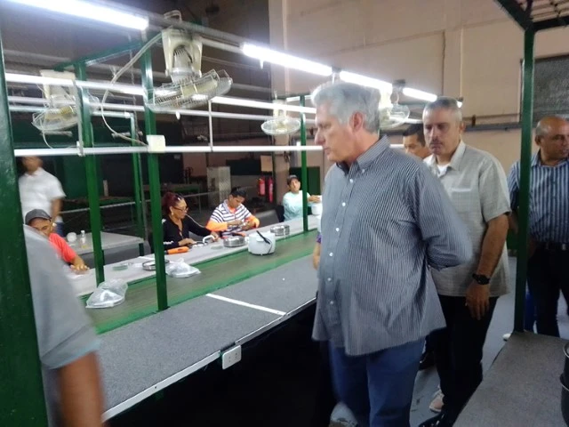 Miguel Díaz-Canel, presidente, Cuba, visita, fábrica, INPUD, Primero de Mayo, Santa Clara, Cuba