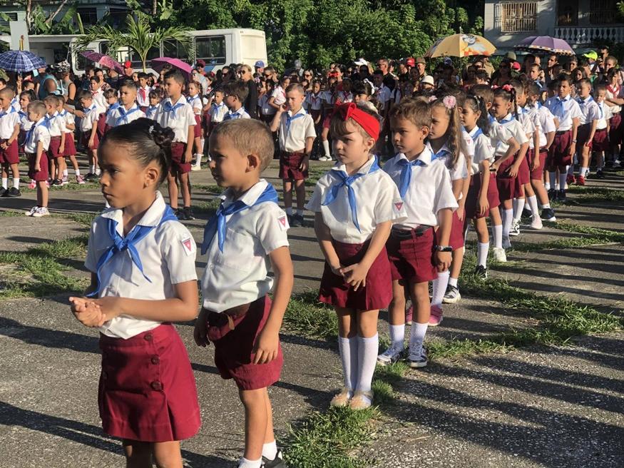 niños, estudiantes, primaria, ceremonia, pañoleta azul, Holguín