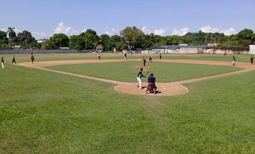 Juego de pelota en holguín, Cuba