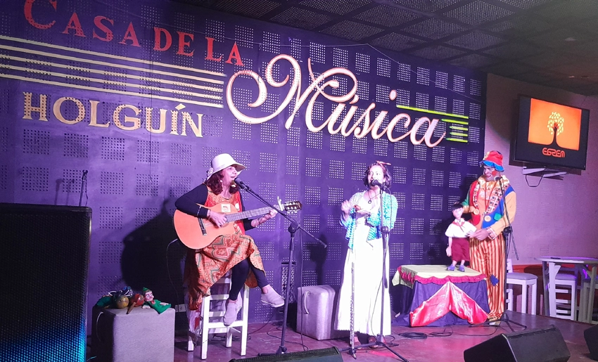 Actuación de Edelys Loyola, cantautora infantil, Holguín
