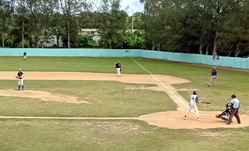 Juego de béisbol, estadio Feliú Leyva, Holguín, Cuba