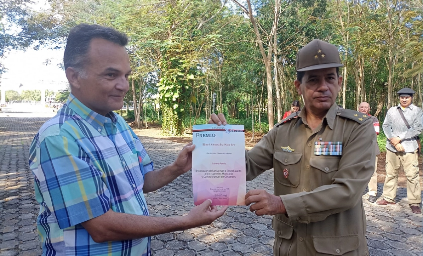 Ronel González, Holguín, poeta holguinero, premiado, Concurso Nacional 26 de Julio de las FAR