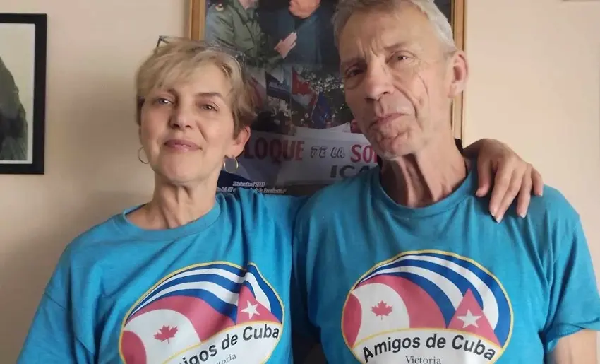 Carola y James Michael, miembros del grupo Amigos de Cuba en Victoria, Canadá