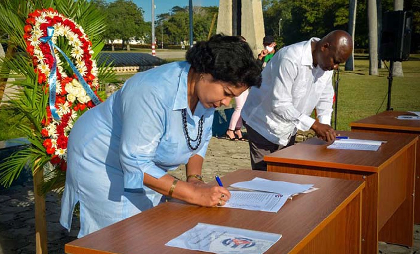 Dirigentes en Holguín, firman Código de Ética