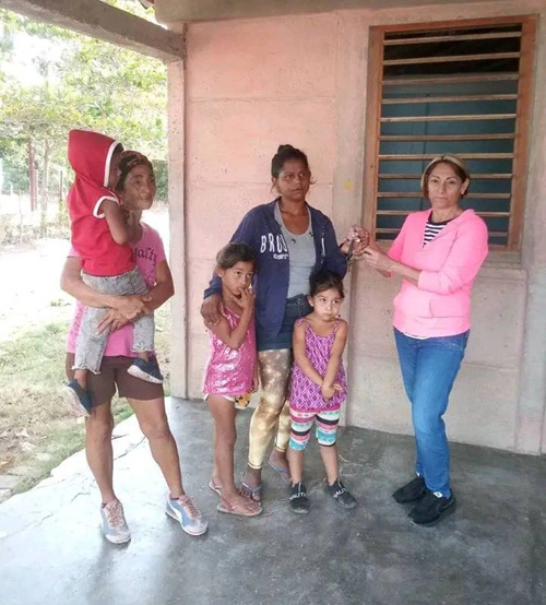 Madre con tres hijos, asistencia social, Cuba