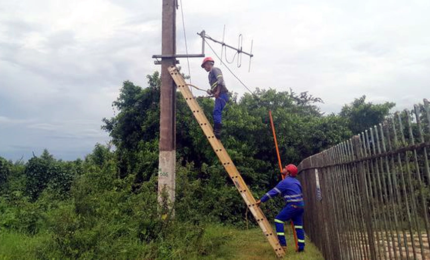 Recuperación del servicio eléctrico, Mayarí, Holguín