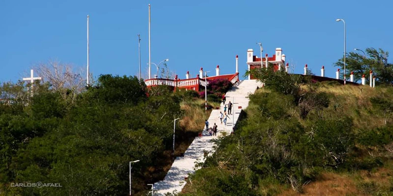 Escalinata Loma de la Cruz, Holguín