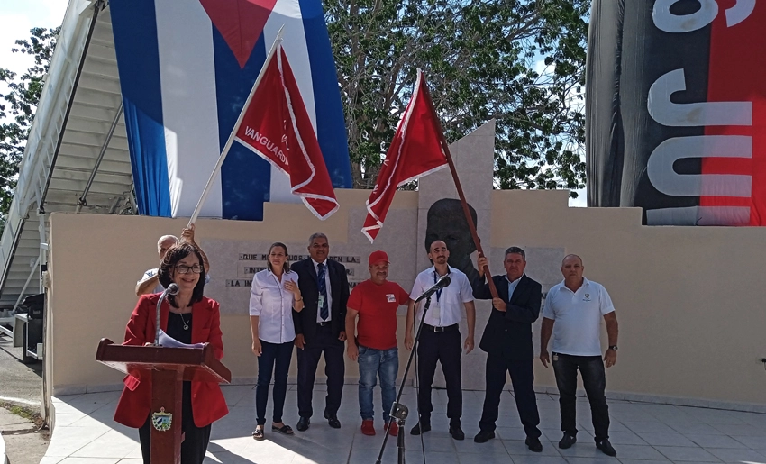 Acto aeropuerto, Holguín, entrega de bandera Vanguardia Nacional,