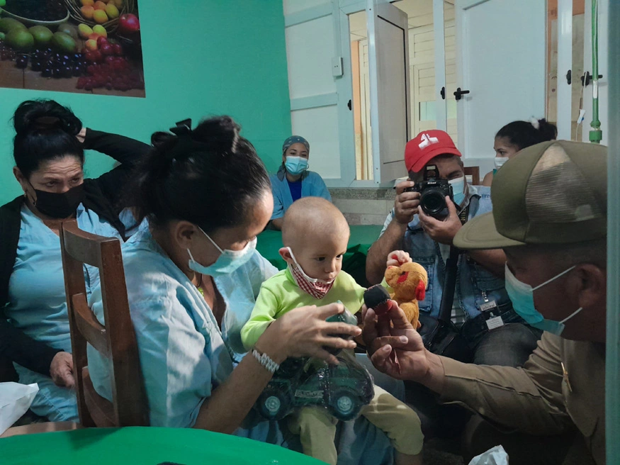 donación, juguetes, sala oncohematología, hospital pedriático, Holguín