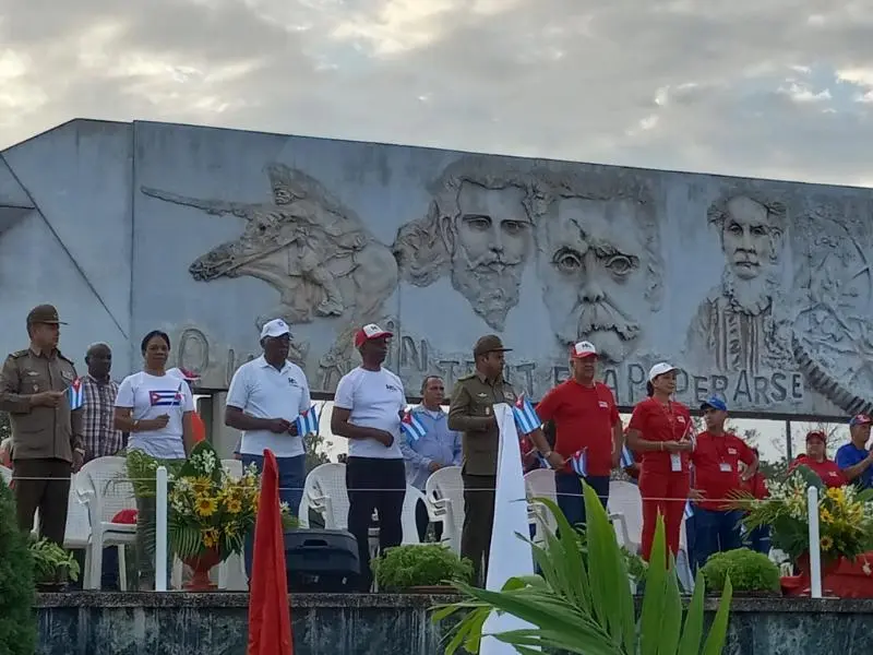 Inés María Chapman, Salvador Valdés, presidencia, desfile, Primero de Mayo, Holguín