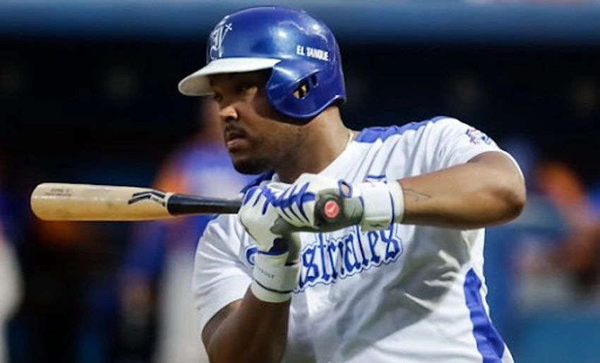 Pelotero del equipo Industriales, Béisbol cubano