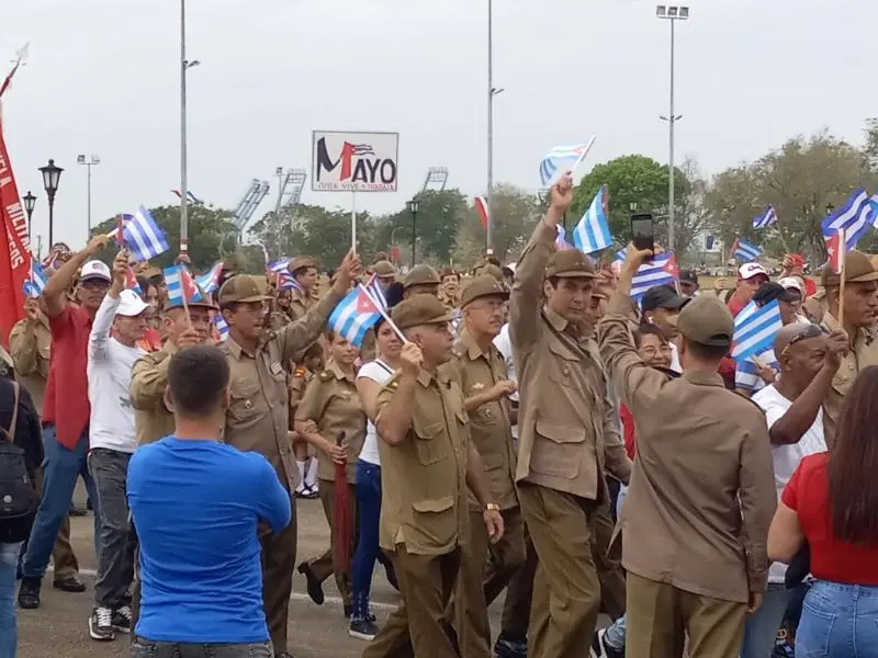 1 de Mayo: desfilan trabajadores holguineros 1