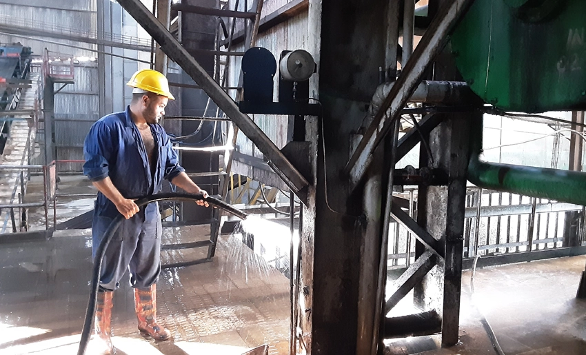Labores de limpieza, central Cristino Naranjo