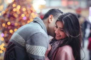El amor empuja al ser humano que lo experimenta a buscar una proximidad con el ser amado, su intensidad varía según la persona, es decir, puede ser débil, fuerte o incluso obsesiva, difícilmente controlable.