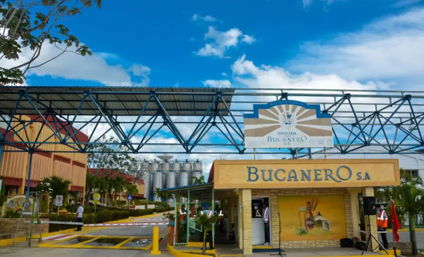 Fachada de la Cervecería Bucanero S.A en Holguín
