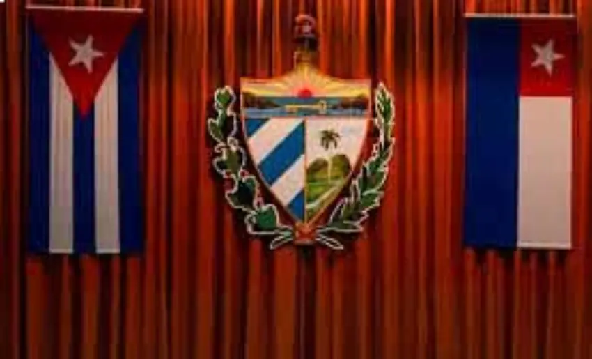 Cuba Parlamento Banderas