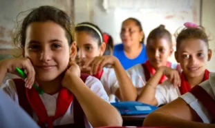 Niños en escuela en Holguín