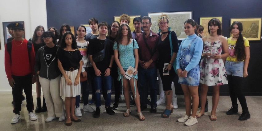 Jóvenes holguineros, exposición Manu Abril
