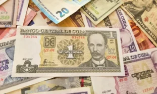 Distintas monedas del mercado cambiario en Cuba